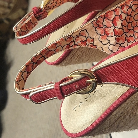 TAHARI Barb Red and Gold Chunky Heel - Picture 4 of 7